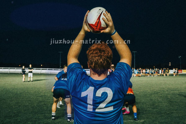 柱状图示意控球率对比，蓝色和金色配色